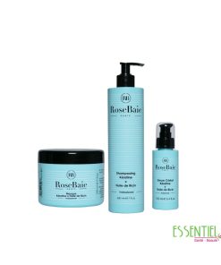RoseBaie Trio Huile de Ricin – Shampoing, Masque & Sérum Réparateur Intense Découvrez le RoseBaie Trio Huile de Ricin, un rituel capillaire complet et professionnel composé d’un shampoing, d’un masque et d’un sérum traitant, spécialement formulé pour offrir une action globale hydratante, réparatrice et protectrice. Enrichi en kératine et en huile de ricin, ce trio agit en profondeur pour renforcer la fibre capillaire, revitaliser le cuir chevelu et redonner aux cheveux toute leur beauté naturelle. Ce soin est idéal pour les cheveux secs, abîmés, cassants ou fragilisés par les agressions extérieures (chaleur, colorations, pollution, brossages répétés). Il agit comme une véritable cure de reconstruction capillaire. 💛 La kératine : force, protection et brillance La kératine est la protéine fondamentale qui compose la fibre capillaire. Elle représente l’élément clé de la structure du cheveu et agit comme un véritable bouclier protecteur. Elle permet de : 🛡️ Protéger les cheveux contre les agressions extérieures (chaleur, UV, pollution, traitements chimiques) 💆‍♀️ Lisser la fibre capillaire pour réduire les frisottis et faciliter le coiffage 💪 Renforcer les cheveux fragilisés et limiter la casse ✨ Redonner éclat, brillance et douceur aux cheveux ternes 🌿 Améliorer la résistance globale et la qualité de la chevelure Grâce à son action reconstructrice, elle aide à combler les zones abîmées de la fibre capillaire pour des cheveux visiblement plus sains. 🌱 Huile de Ricin – Soin intensif fortifiant et réparateur Riche en vitamine E, en acides gras essentiels oméga 6 et 9, ainsi qu’en acide ricinoléique, l’huile de ricin est reconnue comme une huile végétale puissante aux propriétés exceptionnelles pour les cheveux. 🧼 Action purifiante et assainissante Grâce à ses propriétés antibactériennes et antifongiques, elle aide à purifier le cuir chevelu, à réduire les irritations et à maintenir un environnement sain, même pour les cuirs chevelus gras ou sensibles. 💪 Fortification et réduction de la chute Elle stimule le cuir chevelu, favorise la microcirculation et contribue à ralentir la chute des cheveux, tout en renforçant les racines dès la base. 💧 Nutrition profonde et durable Sa texture riche et enveloppante pénètre la fibre capillaire pour une nutrition intense, aidant à restaurer la souplesse et la vitalité des cheveux. 🔧 Réparation des cheveux abîmés Elle aide à refermer les écailles du cheveu, ce qui réduit la casse, protège les longueurs et améliore la résistance globale de la fibre capillaire. ✨ Brillance et vitalité au quotidien Jour après jour, les cheveux deviennent plus forts, plus doux et visiblement plus brillants. L’huile de ricin est particulièrement efficace pour les cheveux secs, cassants, fourchus ou dévitalisés. 💆‍♀️ Synergie du Trio RoseBaie L’association du shampoing, du masque et du sérum à la kératine et à l’huile de ricin crée une routine capillaire complète et performante : Nettoyage doux qui respecte le cuir chevelu Réparation profonde de la fibre capillaire Nutrition intense et prolongée Protection contre les agressions quotidiennes Amélioration visible de la densité, de la brillance et de la texture Chaque étape prépare la suivante pour maximiser l’efficacité des actifs. ✨ Résultat final RoseBaie Trio Huile de Ricin Shampoing Masque et Sérum