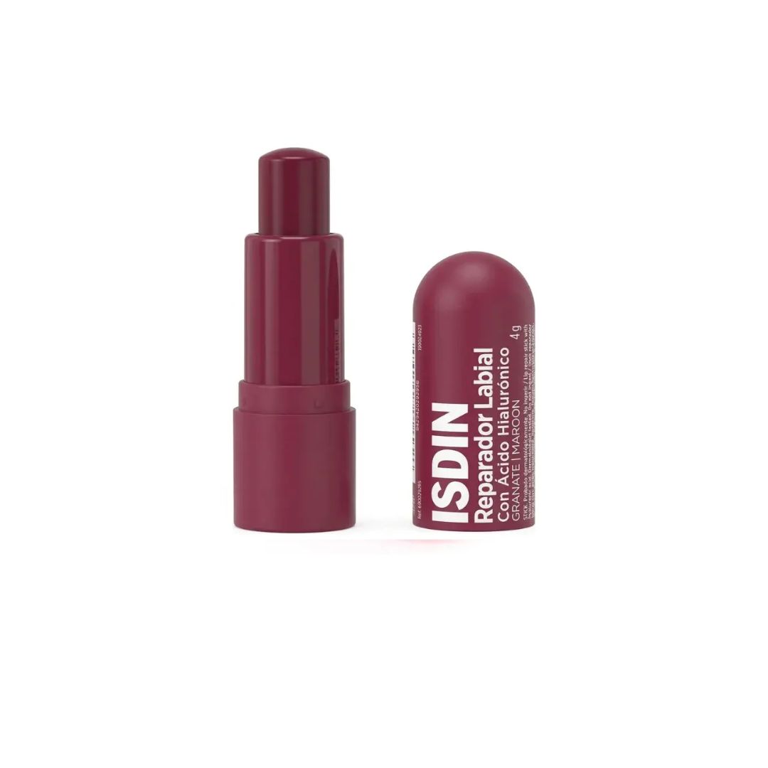 # ISDIN Stick Réparateur Lèvres Grenade 4 g Le **ISDIN Stick Réparateur Lèvres Grenade 4 g** est un soin pratique conçu pour hydrater, nourrir et protéger les lèvres sèches ou gercées. Sa formule associe des agents nourrissants et protecteurs pour aider à préserver la douceur et le confort des lèvres au quotidien. Grâce à son format stick de 4 g, il s’applique facilement et s’emporte partout. Sa teinte grenade apporte également une légère touche de couleur aux lèvres, pour un résultat naturel et élégant. ## Un soin réparateur pour les lèvres sèches Le **ISDIN Stick Réparateur Lèvres Grenade** aide à prendre soin des lèvres lorsqu’elles sont sèches, fragilisées ou exposées aux agressions extérieures. Il contribue à maintenir leur souplesse et leur douceur tout au long de la journée. Sa formule contient notamment de l’huile de ricin, de la cire d’abeille et des agents émollients. Ces composants participent à nourrir les lèvres et à limiter la sensation de sécheresse. Le stick peut ainsi être utilisé au quotidien, notamment lorsque les lèvres sont exposées au froid, au vent ou à un environnement desséchant. ## Une légère touche de couleur grenade En plus de son action nourrissante, le **ISDIN Stick Réparateur Lèvres Grenade 4 g** apporte une subtile teinte grenade aux lèvres. Il convient donc aux personnes qui souhaitent associer le confort d’un soin pour les lèvres à une touche de couleur. Vous pouvez l’utiliser seul pour un effet naturel ou sous votre rouge à lèvres. ## Les bienfaits du stick à lèvres ISDIN Le **ISDIN Stick Réparateur Lèvres Grenade** aide à : * hydrater les lèvres sèches ; * nourrir les lèvres fragilisées ; * apaiser les sensations d’inconfort liées à la sécheresse ; * maintenir la douceur et la souplesse des lèvres ; * protéger les lèvres des agressions extérieures ; * apporter une légère touche de couleur grenade ; * conserver des lèvres confortables au quotidien. ## Un format pratique de 4 g Son format stick permet une application rapide et précise. Il se glisse facilement dans un sac ou une trousse et peut être utilisé à tout moment de la journée. Ainsi, vous pouvez renouveler l’application dès que vos lèvres ressentent le besoin d’être nourries ou protégées. ### Points forts * **Stick réparateur pour les lèvres** * Teinte **Grenade** * Format pratique de **4 g** * Hydrate et nourrit les lèvres * Aide à préserver leur douceur * Application simple et rapide * Idéal pour une utilisation quotidienne * Peut s’utiliser seul ou sous un rouge à lèvres ## Conseils d’utilisation Appliquez le **ISDIN Stick Réparateur Lèvres Grenade** directement sur les lèvres propres et sèches. Renouvelez l’application aussi souvent que nécessaire au cours de la journée. Pensez notamment à l’utiliser avant de sortir par temps froid ou venteux. Il peut également être appliqué sous un rouge à lèvres pour apporter davantage de confort. ## Composition **Ricinus Communis Seed Oil, Cera Alba, Paraffinum Liquidum, Polybutene, Petrolatum, Cetyl Palmitate, Ozokerite, VP/Hexadecene Copolymer, Hydrogenated Polydecene, Tridecyl Trimellitate, Parfum, Mica, CI 77891, Tocopheryl Acetate, Glycine Soja Oil, Propylparaben, BHT, CI 45410, Ascorbyl Palmitate, Citric Acid.** Le **ISDIN Stick Réparateur Lèvres Grenade 4 g** associe ainsi soin, confort et couleur dans un format pratique, idéal pour prendre soin des lèvres sèches au quotidien.